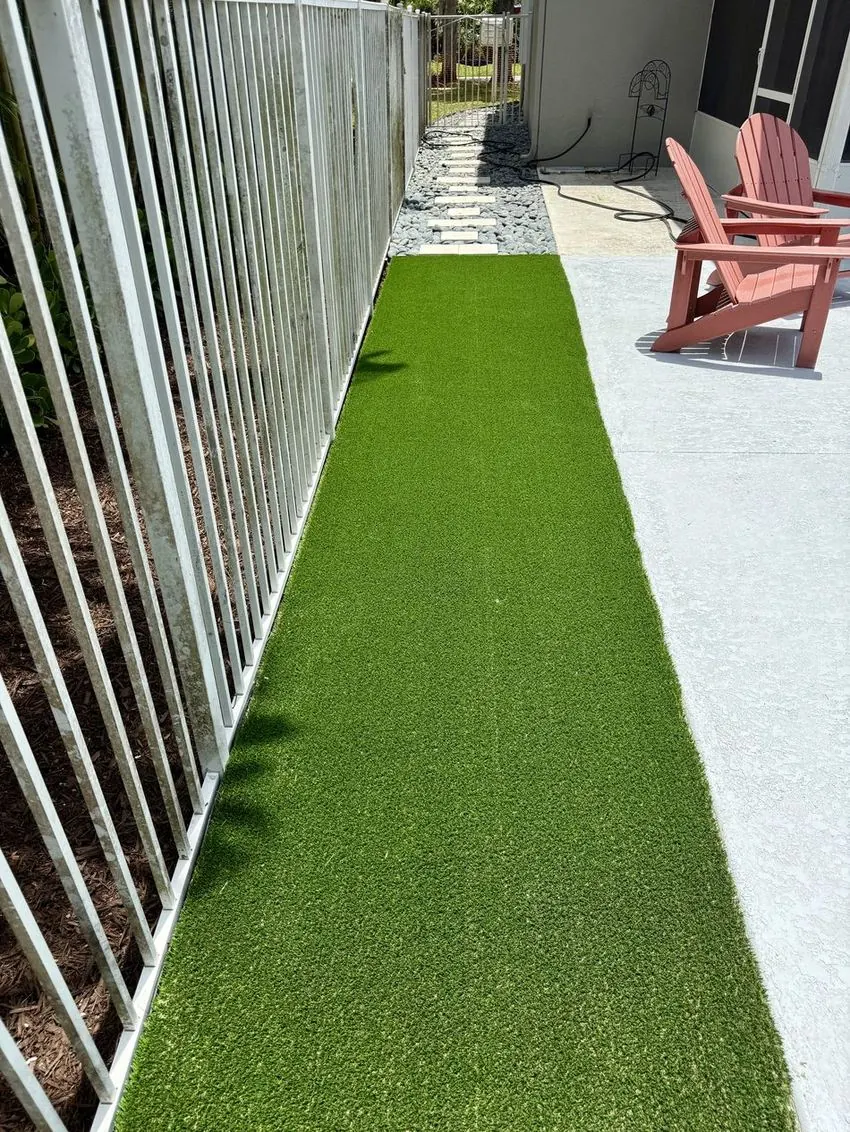 Artificial turf side yard run